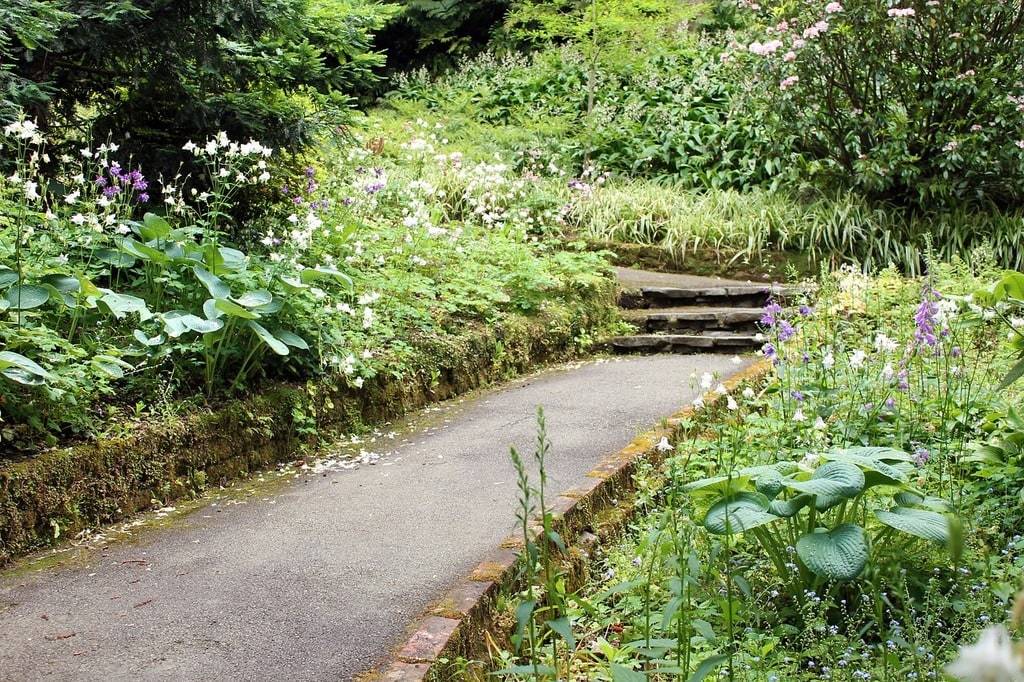 Créer une allée de jardin pratique et esthétique